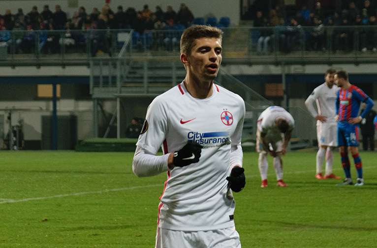 Florin Tanase in tricoul FCSB, in timpul unui meci european