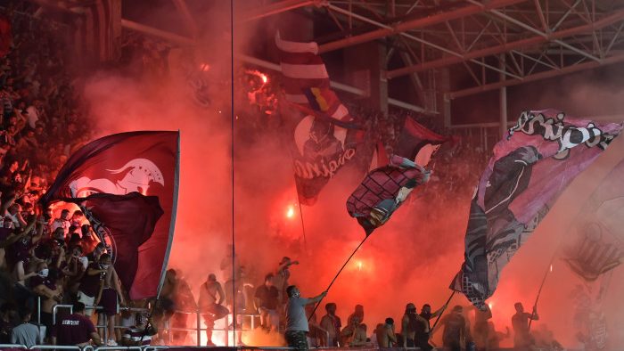Rapid, acuzată de încălcarea sistematică a legii antifumat pe Giulești
