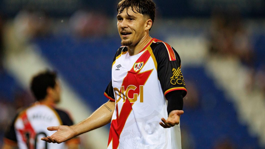 Andrei Rațiu a spus da: Fulham negociază cu Rayo Vallecano transferul fundașului